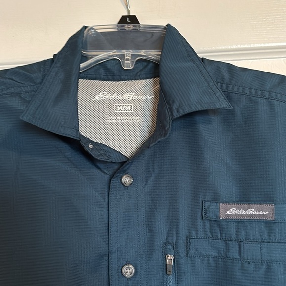 Eddie Bauer men’s blue short sleeve button down shirt size medium - Picture 2 of 9